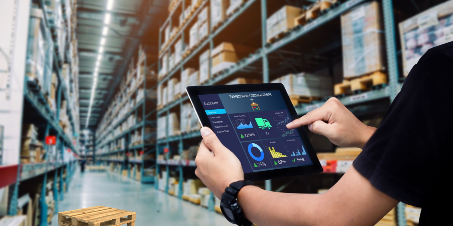 Blick in ein Lager mit Tablet für den Einkauf