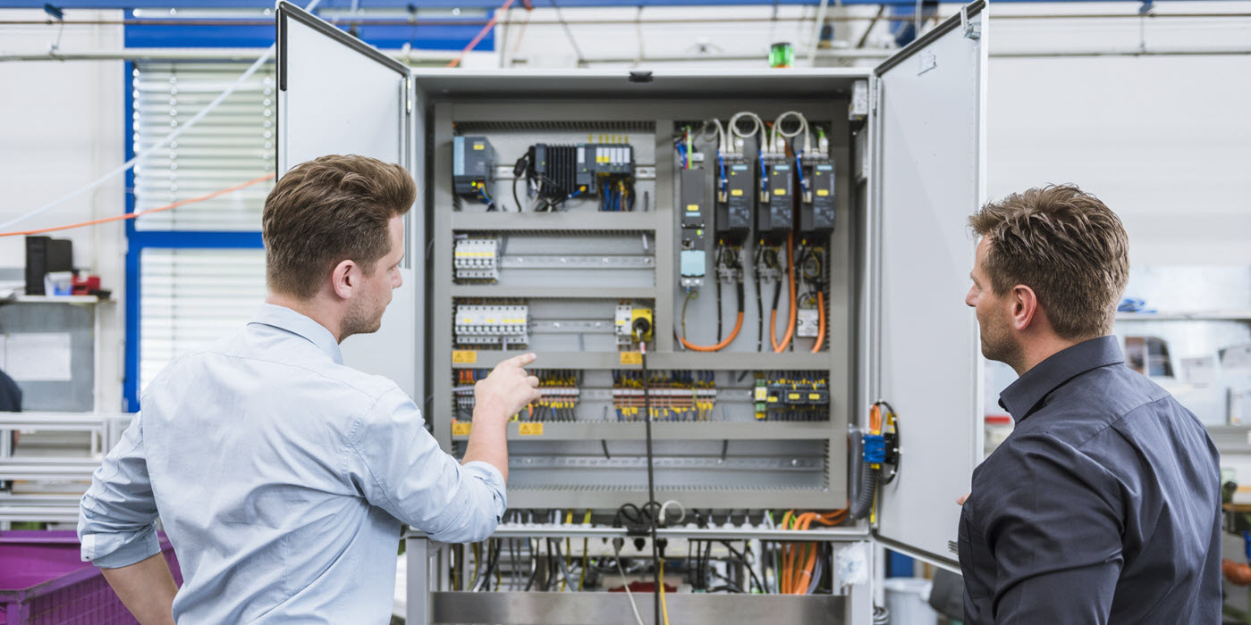 Tägliche Arbeit am Rack für Elektrotechniker HF