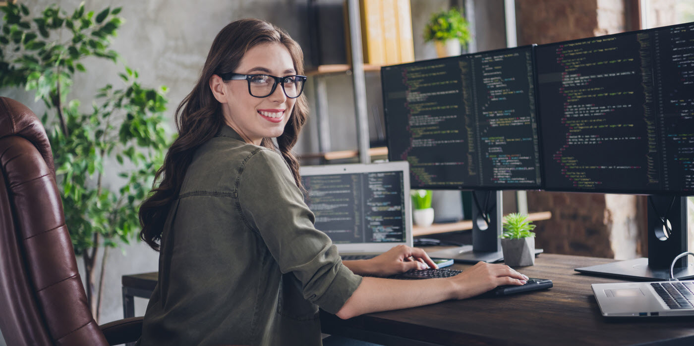 IT Managerin an der Arbeit zum Thema Cyber Security