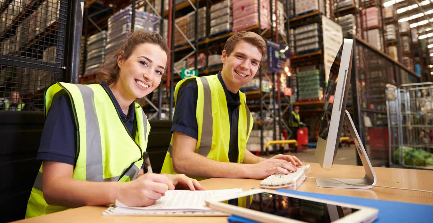 Logistiker und Logistikerin an der Arbeit im Hochregallager