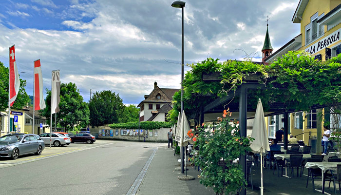 Parkieren bei Schulen Reinach