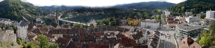 Es gibt zahlreiche Schulen Baden uuml;ber die Stadt verteilt