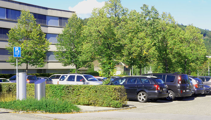 Zu Schulen Brugg gelangen Sie gut mit dem Auto dank vielen Parkmöglichkeiten