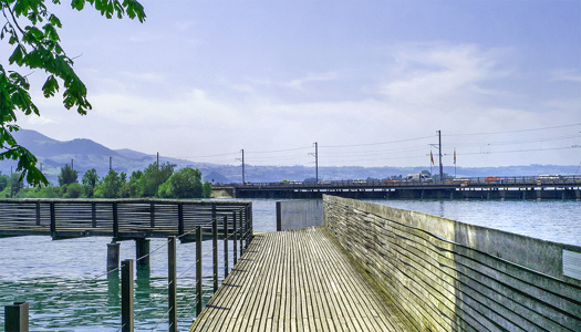 Entspannung nach Schulen Rapperswil-Jona beim Spaziergang auf dem Holzsteg
