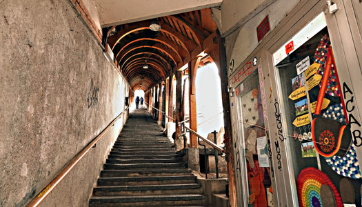 Nach dem Besuch von Schulen Thun über die hölzerne Treppe das Schloss erkunden