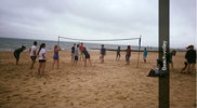 Sprachaufenthalt England - Von der Schule organisiertes Volleyball spielen am Strand.