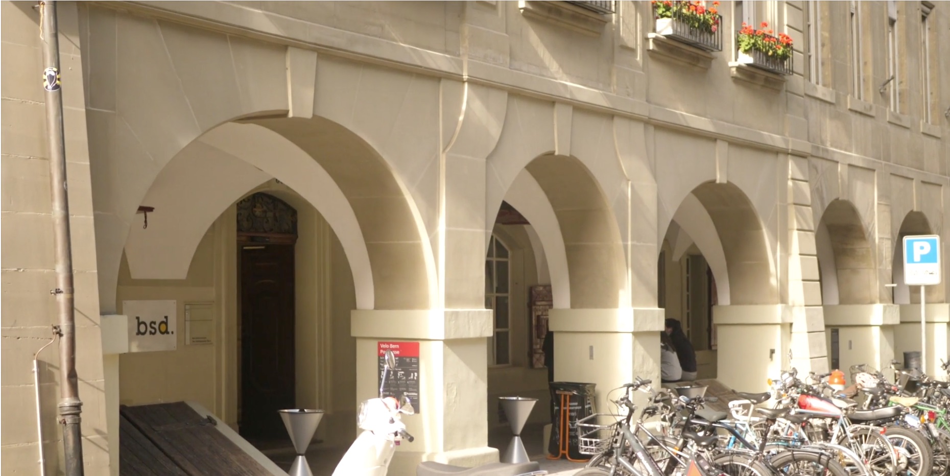 Eingang zur Schule bsd. Bern