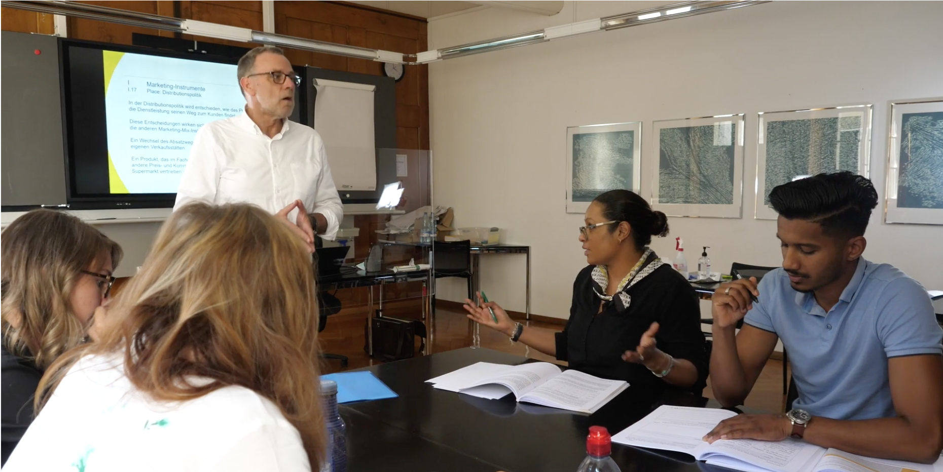 Gruppenarbeit bei der Detailhandelsspezialist-Ausbildung