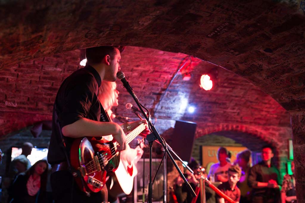 Live-Musik in einem Club in Liverpool