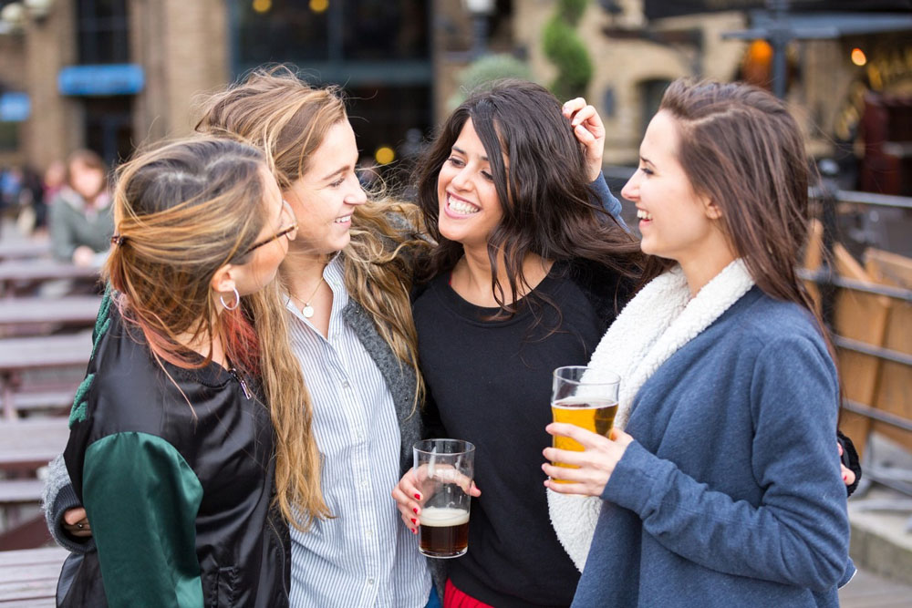 Frauen vor einem Pub in London