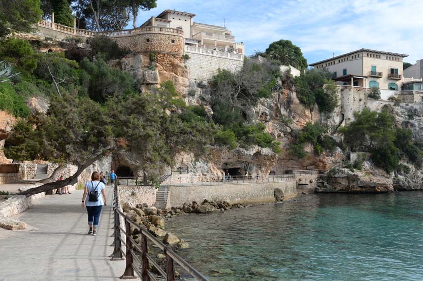 Die Küste des ruhigen Städtchens Porto Cristo