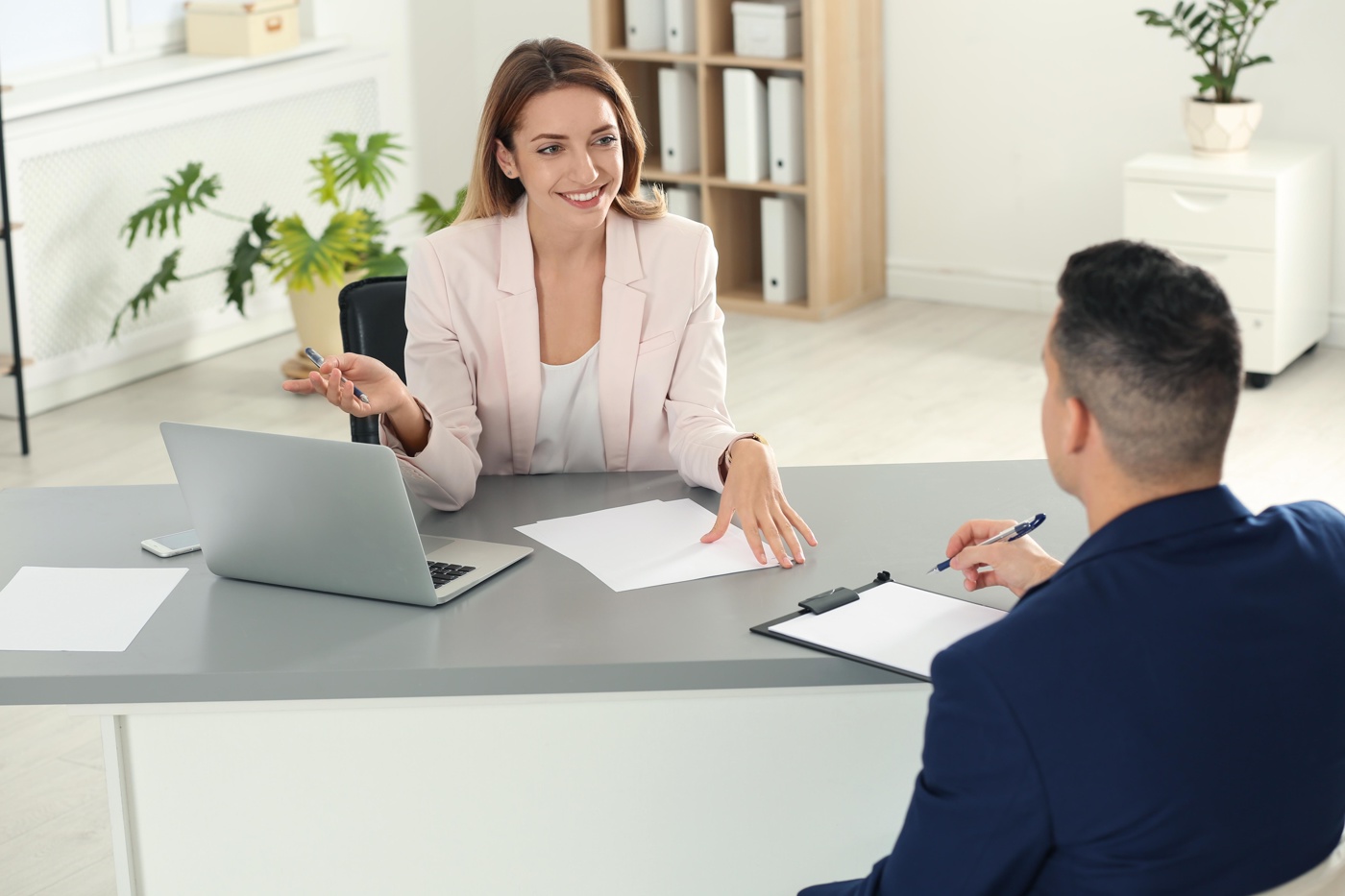 An HR manager with a federal diploma conducts an appraisal interview (MAG).