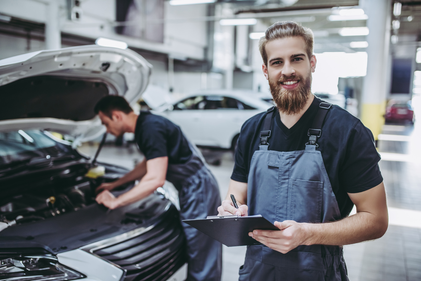 Un coordinateur d'atelier automobile avec brevet fédéral dresse la liste des frais de réparation.