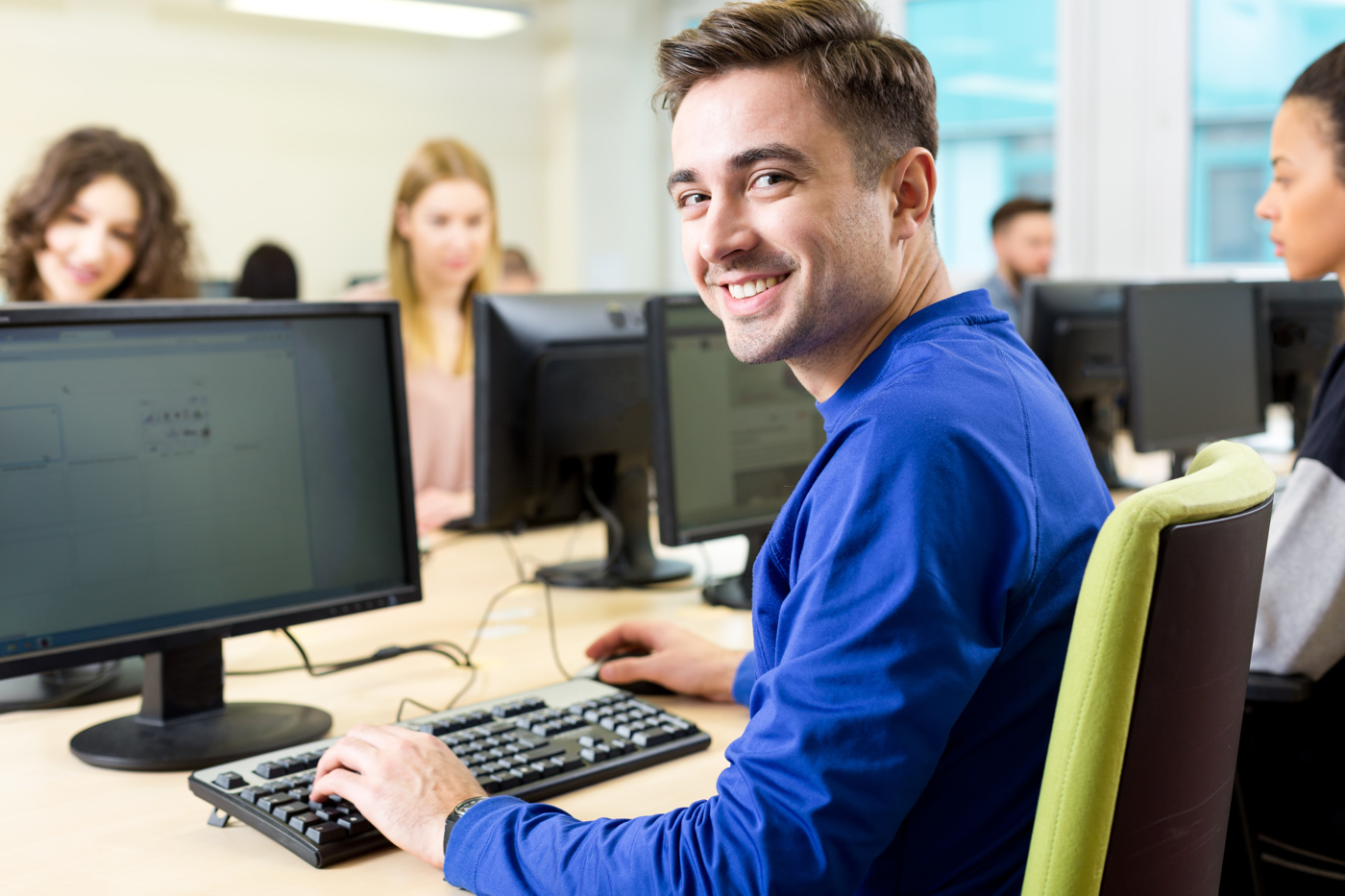 Ein Mann nimmt an einem Computer Kurs teil, um seine ecdl-Kenntnisse zu verbessern.