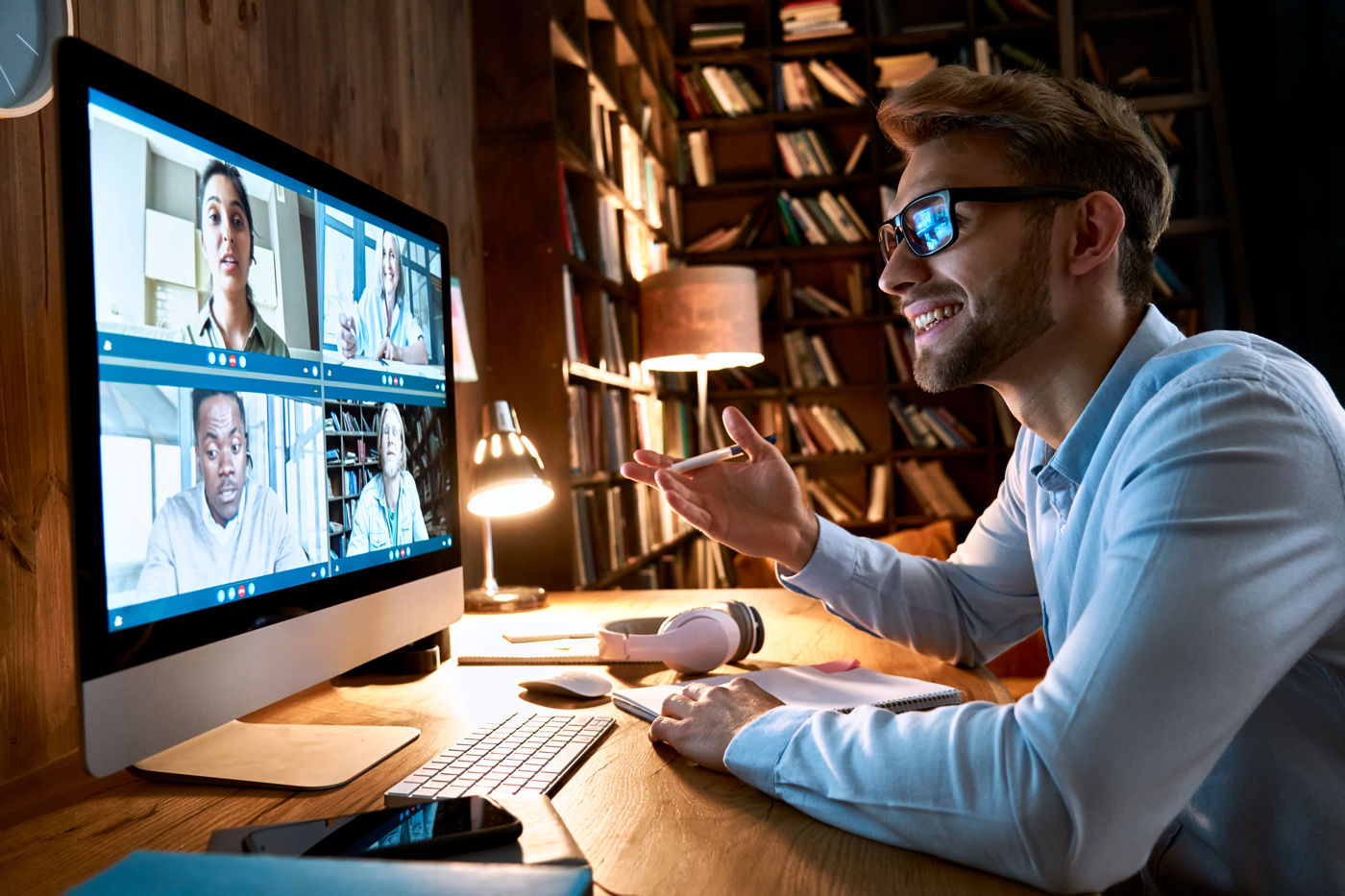 Ein Teamleiter führt ein Online-Meeting mit seinem Team durch.