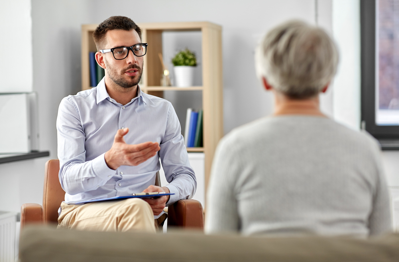 Ein Psychologe mit einem Master Psychologie berät eine Frau in einem persönlichen Gespräch.