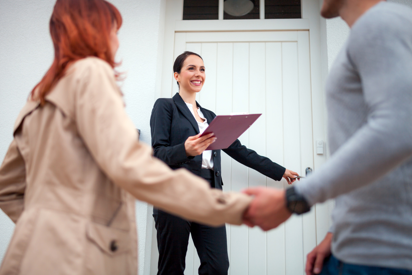 Donna che, dopo una formazione di successo come impiegata immobiliare, è pronta per un contatto indipendente con i clienti