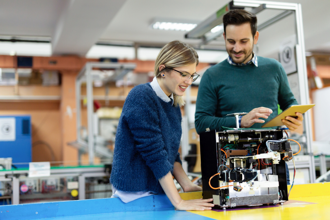 Maschinentechnik-Studenten überprüfen die Funktionen eines Prototypen.