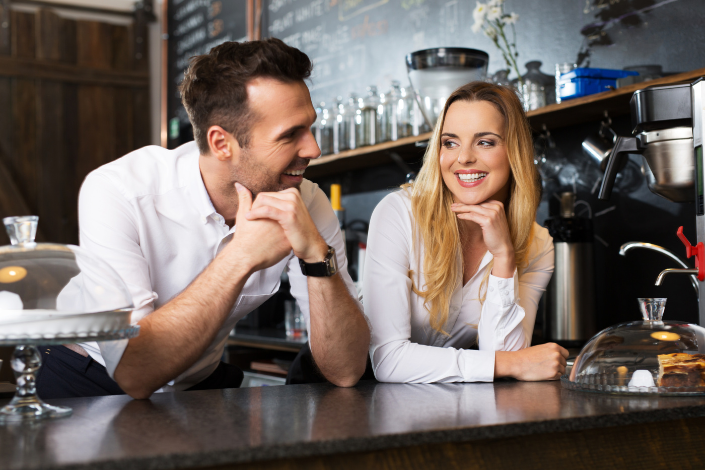 Eine Frau und ein Mann können dank des Wirtepatentes ein Restaurant betreiben.